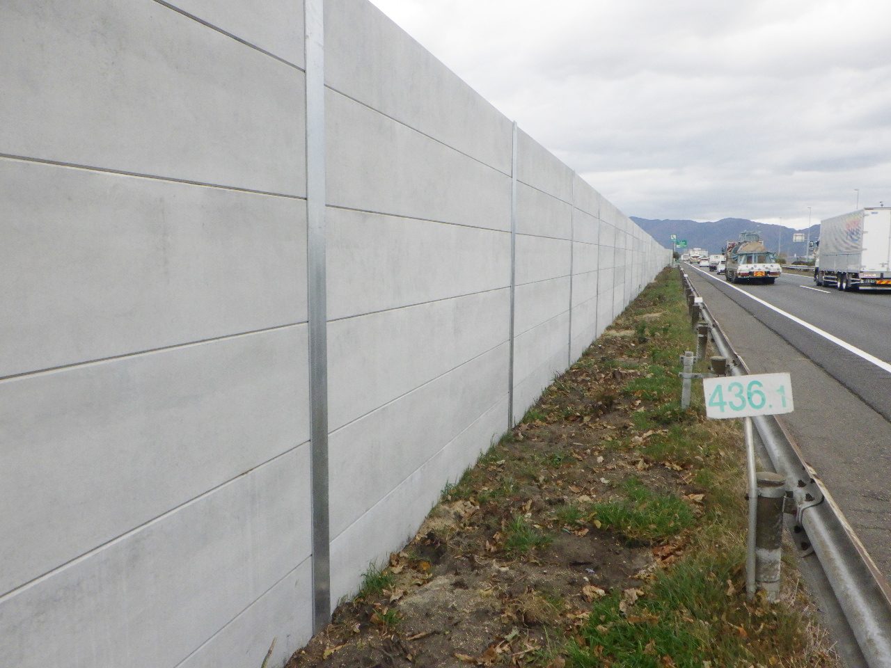 高速道路の遮音壁