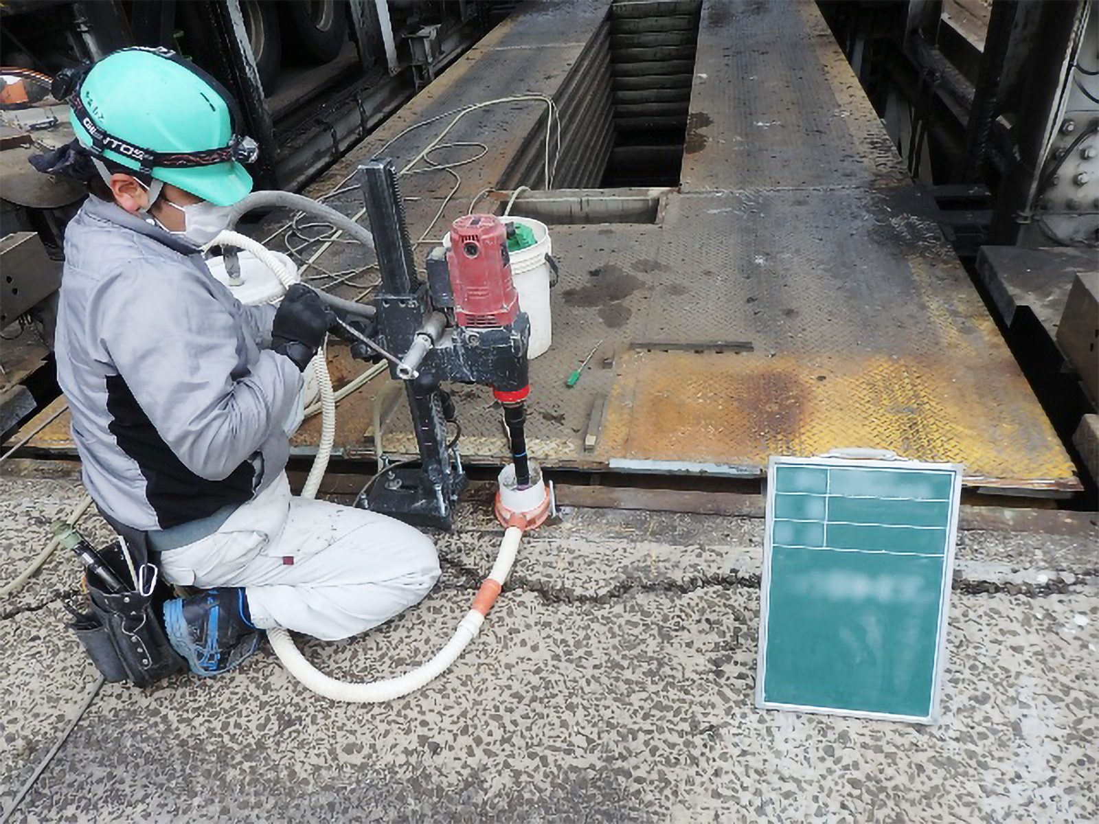 現場での穿孔作業